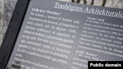 Memorijalna ploča ispred nekadašnjeg kafića Panda u Peći, na Kosovu. Foto: Public domain
