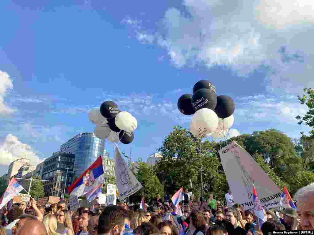 Traži se i smena Regulatornog tela za elektronske medije, gašenje tabloida koji propagiraju nasilje i krše kodeks i oduzimanje nacionalnih frekvencija televizijama Pink i Happy. Beograd 9. juna 2023.