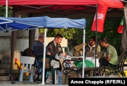 Aktivisti, uključujući Hrista Mileva (drugi levo) u podnožju spomenika 22. avgusta