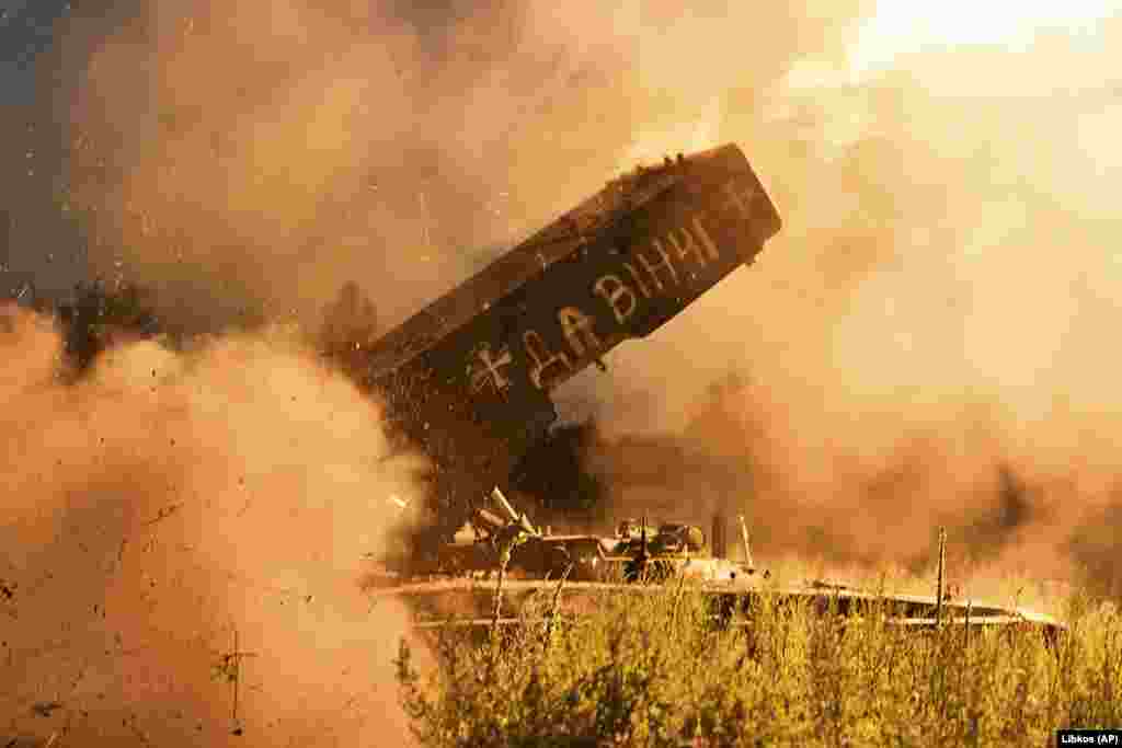 Ruski raketni bacač TOS-1A koji je zauzela Ukrajina puca na ruske položaje u blizini Kremine u regiji Lugansk u julu. Poruka ofarbana sprejom na raketnoj kapsuli glasi &quot;Da Vinci&quot;, što je kodno ime komandanta ukrajinskog bataljona Dmitra Kocubajla, koji je poginuo u borbi u martu.