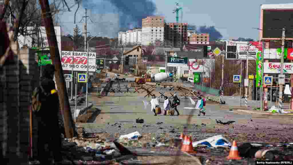 ბუჩიდან და ირპენიდან გაქცეული მშვიდობიანი მოქალაქეები 2022 წლის 11 მარტს.