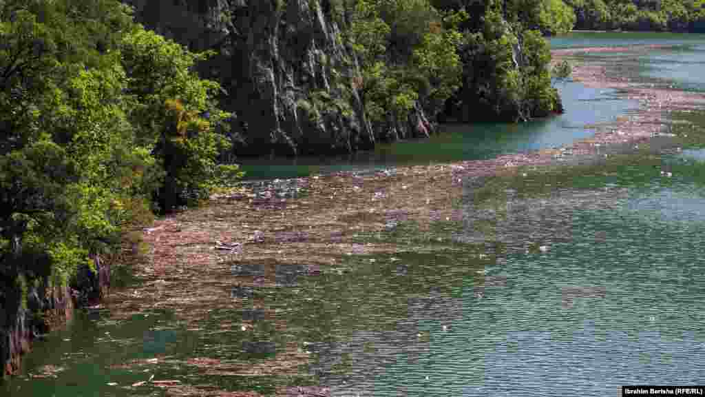 Smeće duž rubova jezera.
