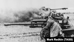 სსრკ. 1943 წელი, მეორე მსოფლიო ომი. საბჭოთა ჯარისკაცები ქვემეხიდან M1942 (ZiS-3) ისვრიან, ფონზე კი იწვის განადგურებული ნაცისტური გერმანული ტანკი „პანტერა“.