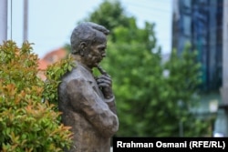 Bista bivšeg američkog senatora Roberta Dola u Prištini, juni 2024.