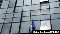 Zastava Kosova je postavljena na zgradu Opštine Severna Mitrovica nakon što je Erden Atić iz Pokreta Samoopredeljenje položio zakletvu kao gradonačelnik Severne Mitrovice, opštine sa srpskom većinom na severu Kosova, 19. maj 2023.