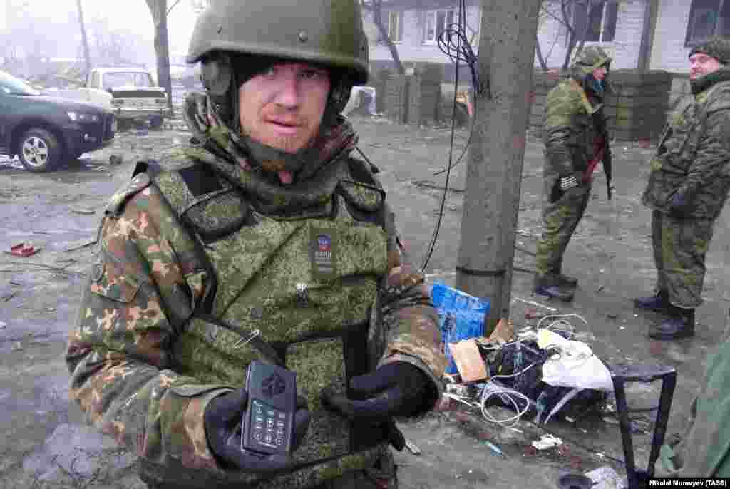 Arsenij Pavlog (Arseny Pavlov), 1983-2016 Pavlov je bio poznati po nadimku Motorola, prema marki radija koji je koristio dok je služio u ruskoj vojsci. Rođen u sovjetskoj Rusiji, radio je u autopraonici u Rostovu na Donu prije nego što je otišao u Ukrajinu usred nemira početkom 2014. Pretvorio se u nemilosrdnog vojnika sklonog haosu. Pavlov je priznao da je pogubio 15 ukrajinskih zarobljenika, a snimljen je kako ispaljuje granate na nasumične zgrade kako bi &quot;probudio&quot; stanovnike jednog ukrajinskog grada. U oktobru 2016. Pavlov i njegov telohranitelj ubijeni su kada je eksplodirala bomba u liftu njegovog stana u Donjecku.