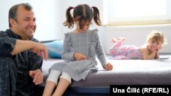 Jan Mohammad Habibi sa kćerkama