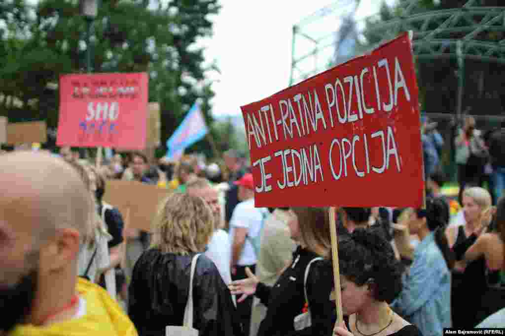 Istaknuti su različiti transparenti tokom Povorke, 24. juna 2023. 