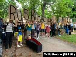 Фраза Поліни «Rusko je hovno» («Росія – гівно»)