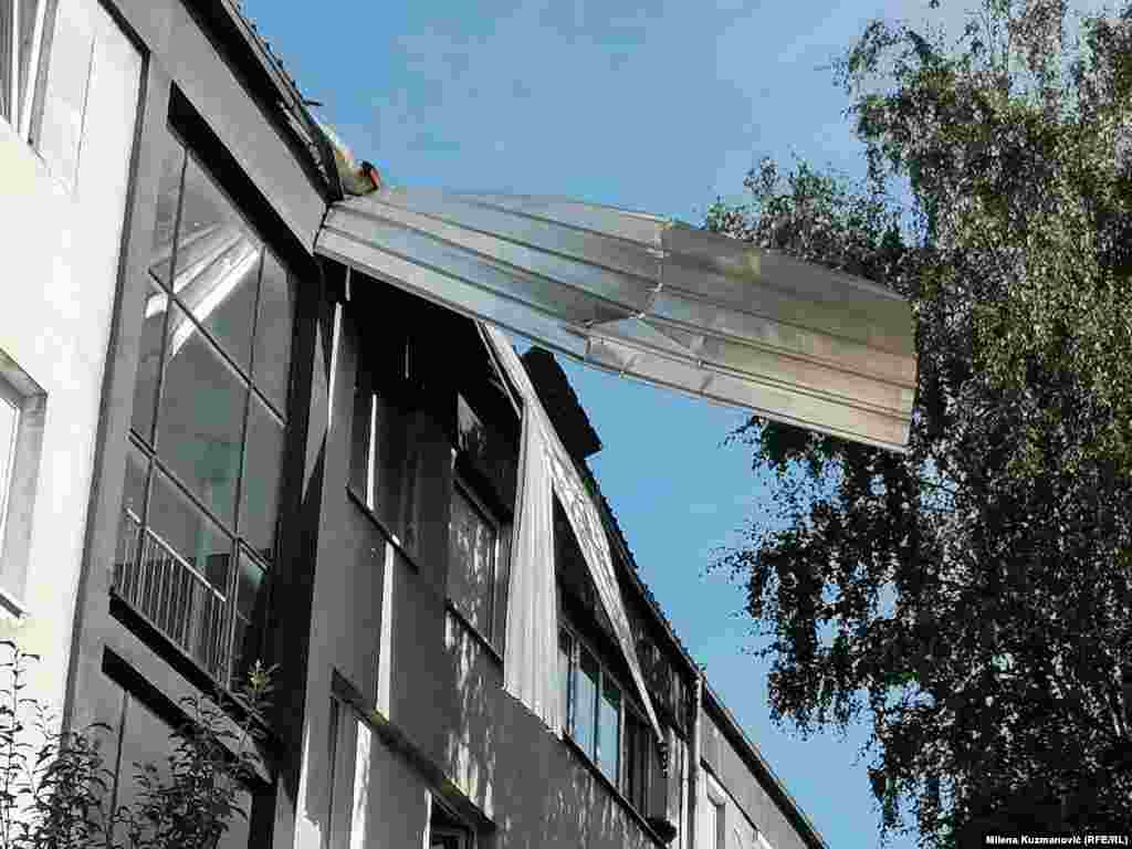 Doktor Ivan Marjanović, glavni dežurni hirurg VMA, rekao je za Radio-televiziju Srbije (RTS) 20. jula da se u tu ustanovu sa povredama javilo preko 40 ljudi, a da je petoro zadržano. Prema njegovim rečima, iz cele Srbije su dovoženi pacijenti na VMA. Na slici su posljedice oluje u Valjevu, Srbija, 20. juli 2023. 