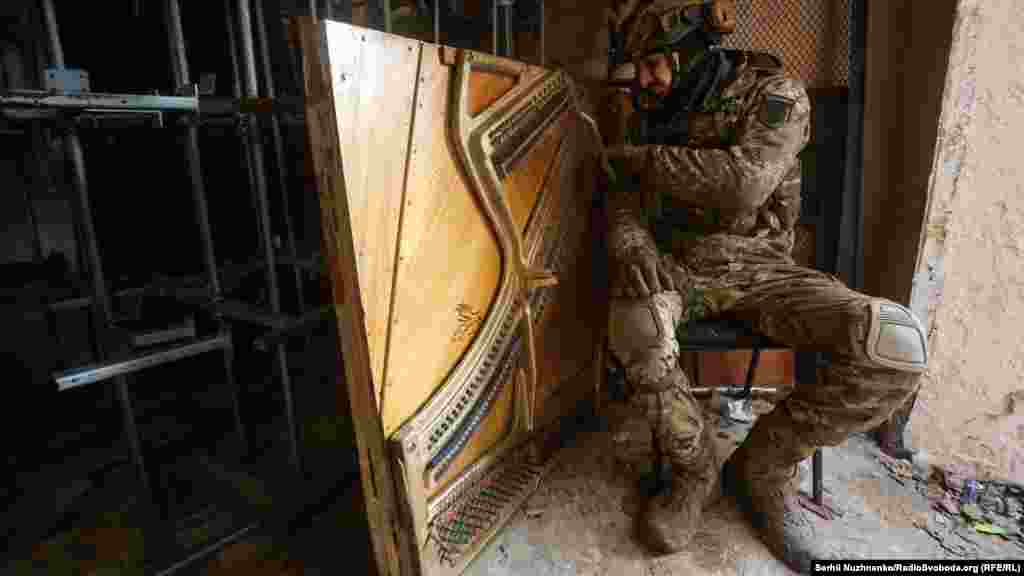 Перечікуємо артобстріл в одному з підвалів, де знаходимо частину від рояля, під звуки «прильотів» військовий грає мелодію