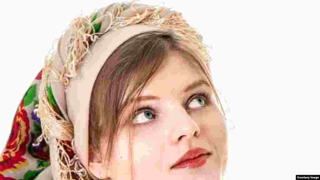 Fotografija Rykhlitske objavljena na njenoj Facebook stranici u maju 2021. Informatičarka je bila aktivna u prikupljanju novca za ukrajinske borce od početka ruske invazije 2022. Ona je navodno napustila svoju IT ulogu i počela volontirati kao medicinarka u maju 2022. godine. 