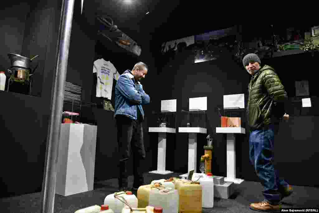 "Tako da smo se trudili da dočaramo kako se išlo po vodu, kako se dolazilo da hrane, da li je humanitarna (pomoć), ili kako su sadili bašte, kako se kupovalo, mijenjalo za cigare. Mnogo se pričalo o cigarama jer su one tada bile valuta najvrijednija", rekao je Alen Leko  