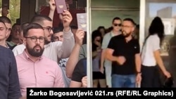 Dejan Pudar tokom blokade Filozofskog fakulteta u Novom Sadu 31. mart 2024 i Dejan Pudar kako napušta kol centar SNS-a 2. jun 2024.