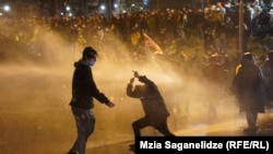 პროტესტი "აგენტების კანონის" წინააღმდეგ. პოლიცია დემონსტრანტების წინააღმდეგ სპეციალურ საშუალებებს იყენებს.