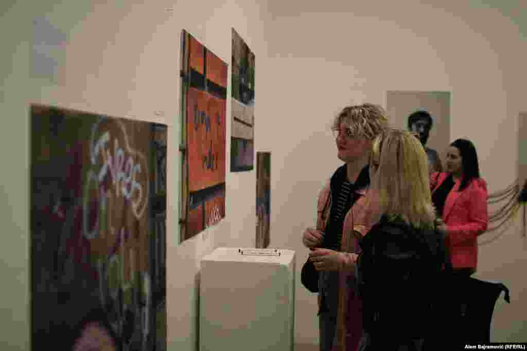 Petnaest godina kasnije, na ovom mjestu organizatori i posjetitelji su bez incidenata otvorili izložbu.&nbsp;