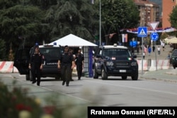 Pripadnici KFOR-a stoje na mostu na Ibru, koji razdvaja Severnu i Južnu Mitrovicu.