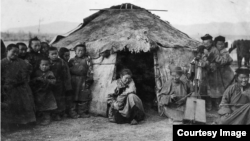 Сойоттор алачык жанында турат. XX кылымдын башында тартылган сүрөт.