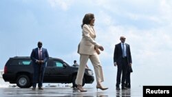 Potpredsjednica SAD Kamala Harris ide kao potpredsjedničkom avionu Air Force 2 na aerodromu u Indianapolisu, 24. juli 2024.