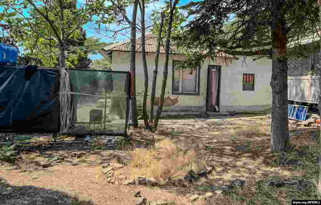 А в этот «бюджетный» домик с выгоревшей под солнцем двориком отдыхающие, судя по всему, уже заехали, Рыбачье, Крым