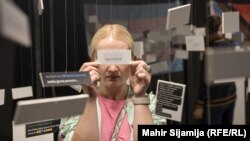 Detalj s izložbe "Čestitke, sramite se"; 13. juni 2024.