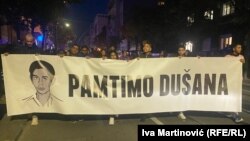 Kolona građana je sa transparentom "Pamtimo Dušana" prošetala od Pravnog fakulteta u Beogradu do mesta na kojem je Dušan Jovanović ubijen, a potom i do parka kod Trga Slavija, 18. oktobar 2023.