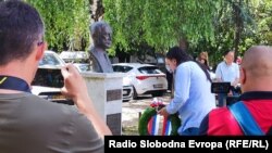 Predsednik Udruženja novinara Srbije Živojin Rakočević polaže venac na spemenik Milanu Pantiću u Jagodini, 11. jun 2024.