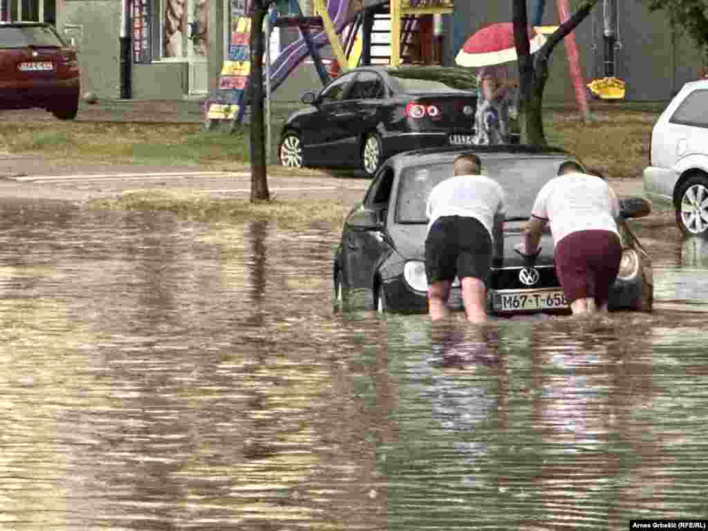 Iz Hidrometeorološkog zavoda RS najavili su da se i u toku četvrtka i u večernjim časovima očekuje ponavljanje olujnog nevremena, te apeluju na građane da na adekvatan način zaštite sebe i svoju imovinu.   Na slici je Doboj nakon nevremena. 19. juli 2023.