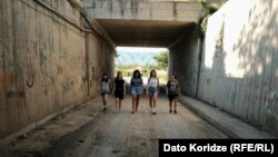 მარიამი, ოლიკო, თათია, მარიამი და კესო ზემო წეროვნის გზაზე. გოგოებმა ჯერ არ იციან, რა პროფესიას აირჩევენ, მაგრამ სწავლა საზღვარგარეთ უნდათ - იქ ყველაფერი სხვანაირია.