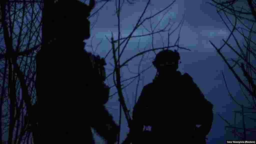 Ukrajinski vojnici patroliraju u blizini Avdijevke 20. februara. Analitičari osporavaju strateški značaj osvajanja Avdijevke od strane ruskih snaga. Neki zapadni analitičari vjeruju da će zauzimanje grada značajno pomoći ruskoj ofanzivnoj logistici i ograničiti ukrajinsko granatiranje grada Donjecka nekoliko kilometara južno.