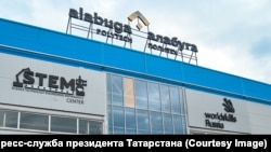 Как пишет местное издание ArbatMedia, один из беспилотников был сбит вблизи территории особой экономической зоны «Алабуга» – там расположено предприятие, занимающееся выпуском дронов