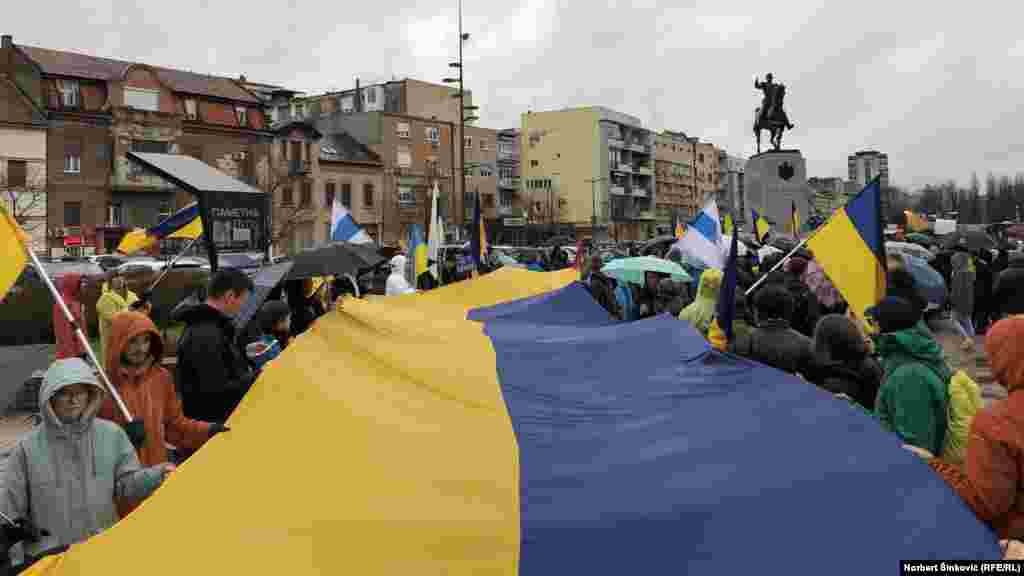 Ukrajinska zastava kao znak podrške ukrajinskom narodu. Prema podacima Ujedinjenih nacija, od početka ruske invazije u Ukrajini je ubijeno više od 8.000 civila.  