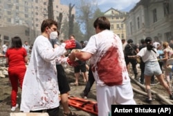 Волонтеры, врачи и спасатели разбирают завалы одного из корпусов детской специализированной больницы "Охматдет" сразу после российского ракетногоудара. Киев, 8 июля 2024 года