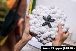 Kolodko sa svojim radom u nastajanju. Umetnik pravi statuete od plastelina, od kojeg se pravi odliv i na kraju ide rastopljena bronza.