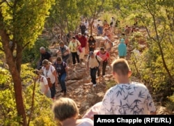 Hodočasnici na početku staze do mjesta ukazanja Djevice Marije u Međugorju, 4. avgust 2023.