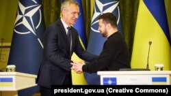 Generalni sekretar NATO-a Jens Stoltenberg sa ukrajinskim predsjednikom Volodimirom Zelenskim u Kijevu 20. aprila 2023.