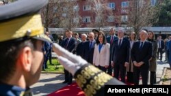 Predsjednica Kosova Vjosa Osmani i američki ambasador na Kosovu Jeffrey Hovenier, tokom odavanja počasti poginulin NATO vojnicima na Kosovu, 24.mart 2023.godine