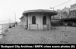 Mali kukasti krstovi naslikani na prozorima štanda na obali središnje Budimpešte