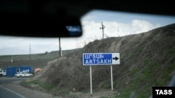 Дорожный указатель в Армении. Стрелка показывает направление на Арцах (Нагорный Карабах). Снимок сделан 6 апреля 2023 г.