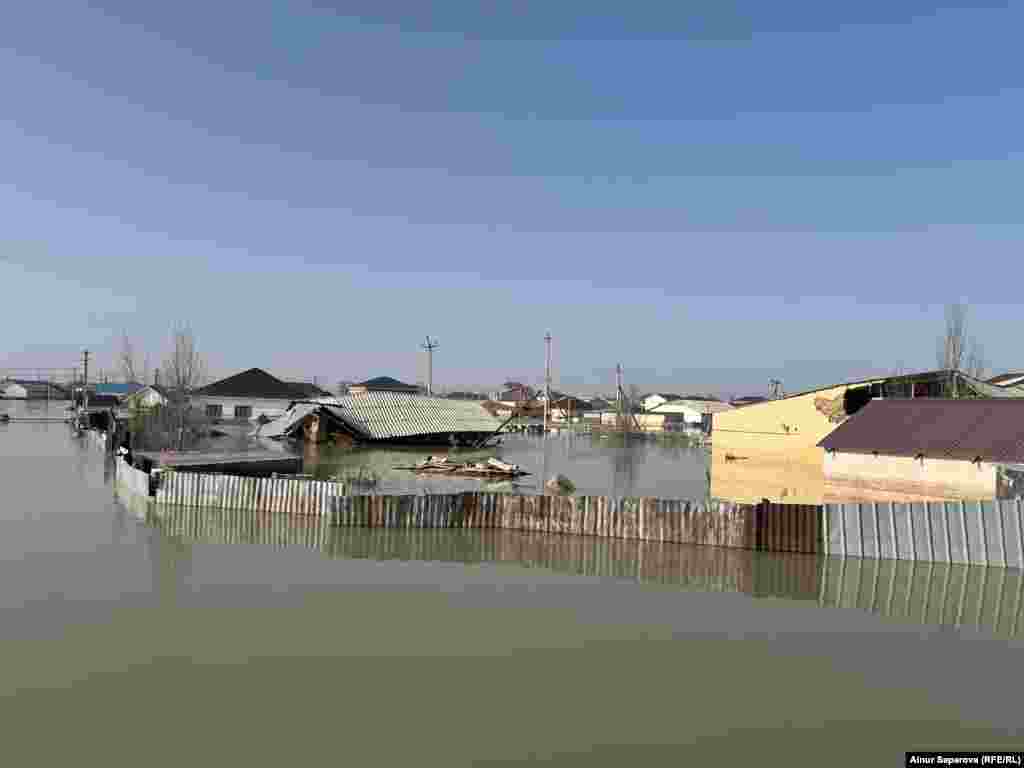 Na zapadu Kazahstana, kuće u Qulsaryju, gradu u centru Zhylyoi okruga u regiji Atyrau, skoro su u cijelosti potopljene u poplavama, 11. aprila. Obilne kiše i nagli porast temperatura koje izazivaju brzo otapanje snijega stvaraju probleme ljudima na sjeveru Kazahstana i na jugu Rusije. Rijeke izbijaju iz korita, a nadležni tvrde da "najgore tek dolazi".