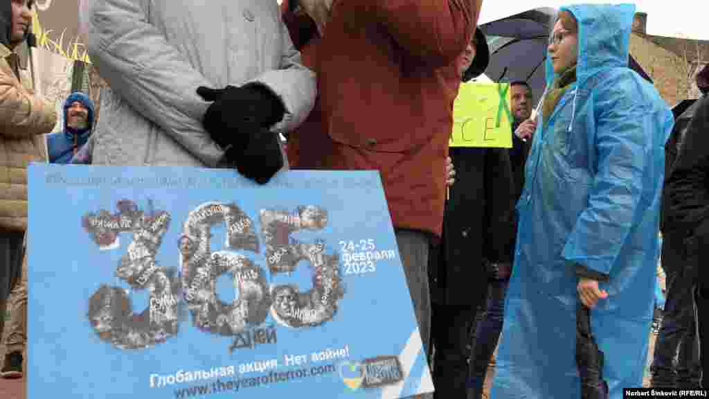 Transparent koji podseća na 365 dana rata u Ukrajini. Učesnici antiratne šetnje su poručili građanima Srbije da ne veruju ruskoj propagandi i da stanu u odbranu antiratnih vrednosti.  