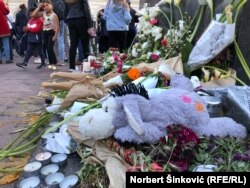 Na kraju šetnje u Novom Sadu okupljeni su u Dunav bacali "cveće za Beograd".