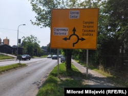 Na prometnima znakovima u RS na prvom mjestu su ćirilični, a potom natpisi gradova ispisani latinicom