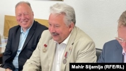 რუსეთის დუმის დეპუტატი სერგეი ბაბურინი (შუაში)