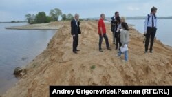 Экоактивисты и чиновники Минэкологии на гигантской косе, намытой структурами олигарха Равиля Зиганшина, 2015 год.