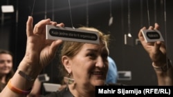 Detalj s izložbe "Čestitke, sramite se"; 13. juni 2024.