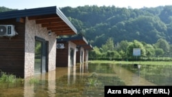 Bungalovi porodice Halkić i dalje su pod vodom.