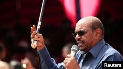 Jevgenij Prigožin je preuzeo upravu nad kompanijom M Investa, u Sudanu, u vreme tadašnjeg predsednikom te afričke države Omar al-Bašira (na slici tokom posete regiji Darfur septembra 2017.).