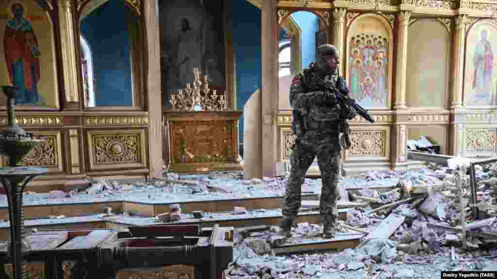 Vojnik sa značkom međunarodne brigade "Pjatnaška", borbene jedinice koju su osnovali etnički Abhazi, u crkvi Svetog Mihajla u Avdijevki. 