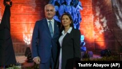 Sin poslednjeg iranskog šaha, Reza Pahlavi i izraelska ministarka za obaveštajna pitanja Gila Gamliel uoči početka ceremonije povodom Dana sećanja na holokaust u muzeju Jad Vašem, Jerusalim, 17. april